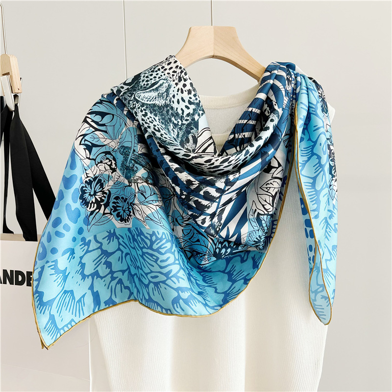 Zijden sjaal met leeuwenprint  - Travel Accessories Luxury recensie en prijs